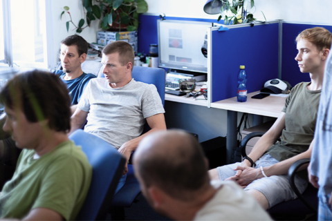 Ein Softwareentwicklungsteam, das sich intensiv mit der Besprechung von Projektdetails in einem gemeinsamen Arbeitsbereich befasst.