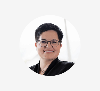 Foto von Tanja Schneider, Angestellte eines Unternehmens in formeller Kleidung.