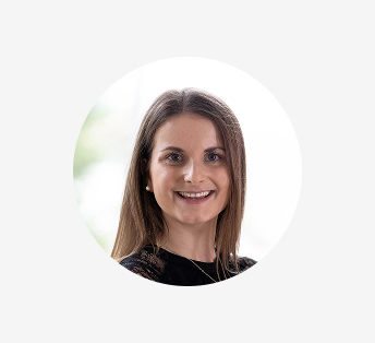 Simone Ostermeier, Mitarbeiterin, lächelt in die Kamera. Fokus auf professionelles Aussehen.
