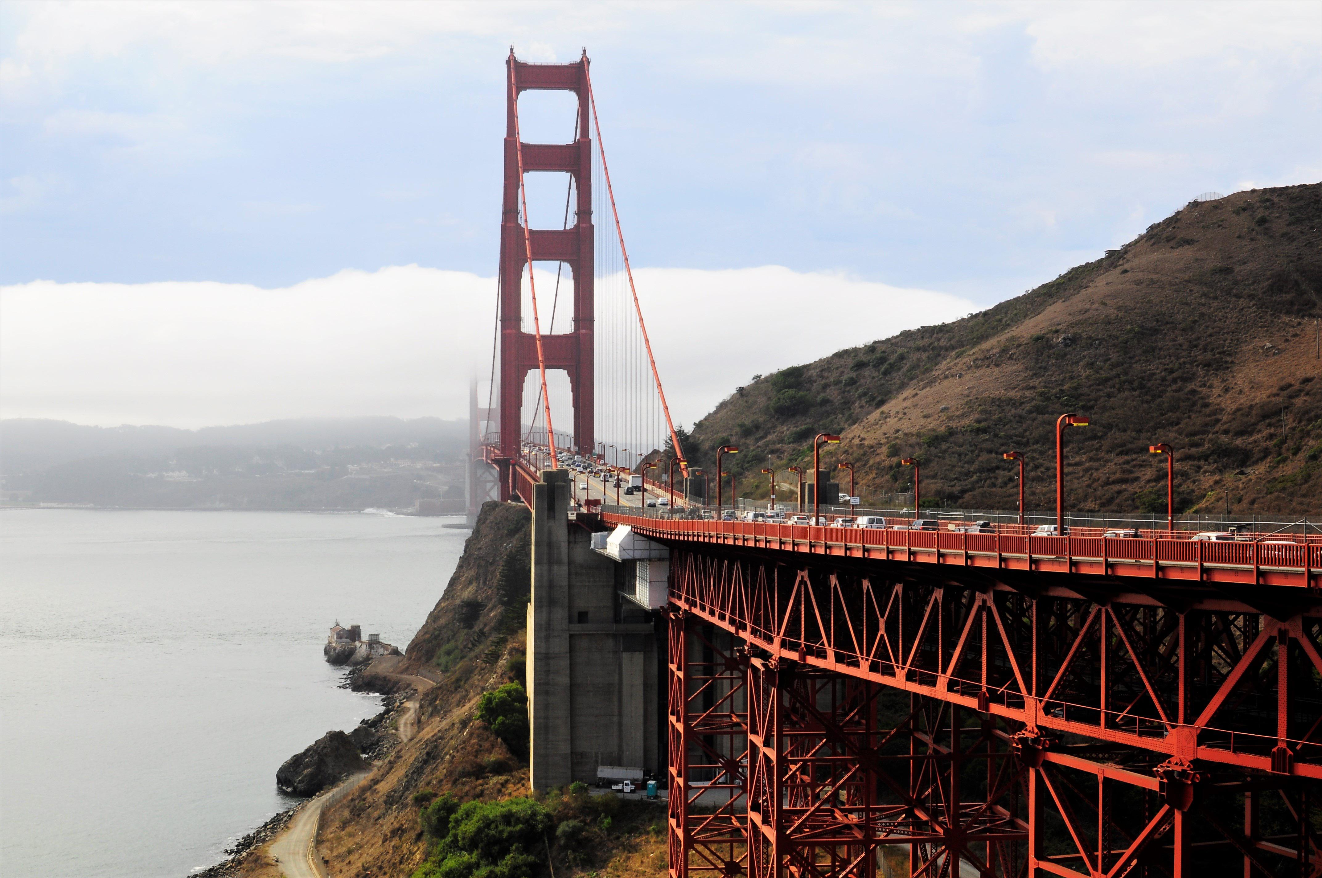 Die Golden Gate Bridge in San Francisco, beleuchtet von einem beeindruckenden Sonnenuntergang.