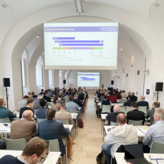 Teilnehmer diskutieren Themen des Ingenieurbaus bei einem Seminar in Wien.
