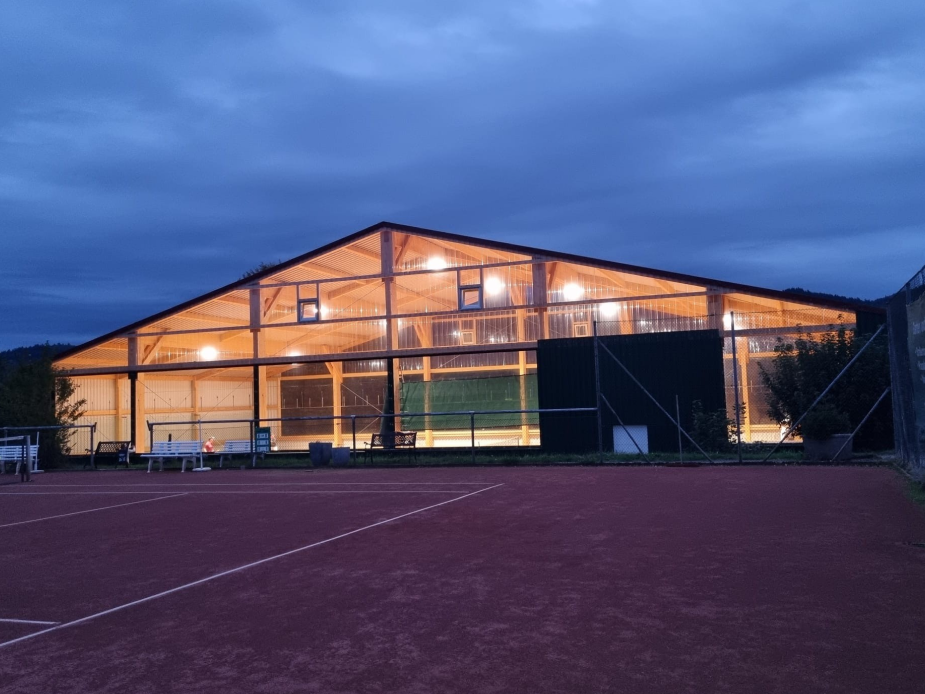 Panoramisches Foto der Tennishalle im Odenwald, Teil des Bob-Clubs Fürth, umgeben von grünen Flächen.