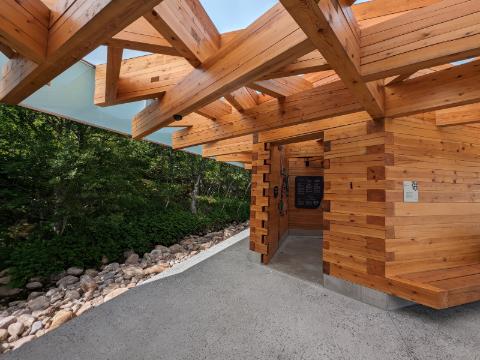 Service-Station in Norwegen mit nachhaltiger Holz-Dachkonstruktion.