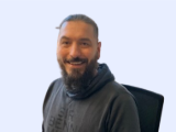 Porträt eines professionellen Mitarbeiters im Arbeitsumfeld, wahrscheinlich Marcel Klopp genannt.