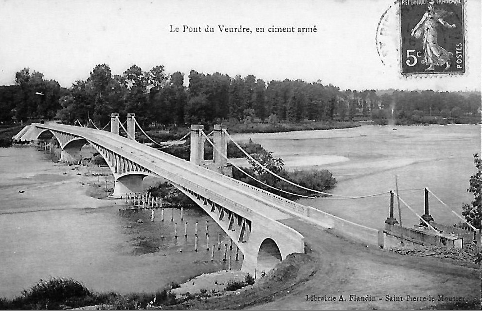 Stahlbetonbrücke Veurdre, Baujahr 1912, überquert den Fluss Allier in Frankreich.