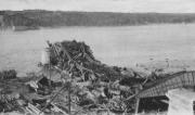 Die Québec Brücke nach ihrem Einsturz im Jahr 1907 zeigt die Struktur in Trümmern und die Folgen des Kollapses.
