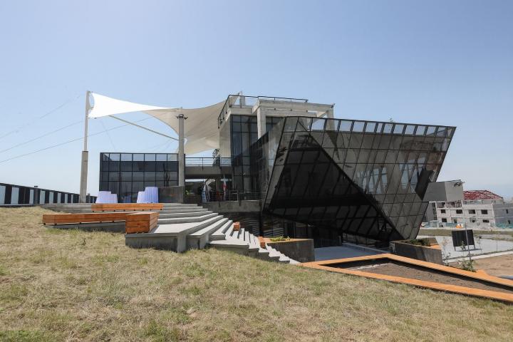 Membrankonstruktion eines Überdachungssystems in Jerewan, Armenien, illustriert die lichtdurchlässige Struktur.