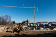 Kran auf einer Großbaustelle, der zum Heben von schweren Lasten verwendet wird.