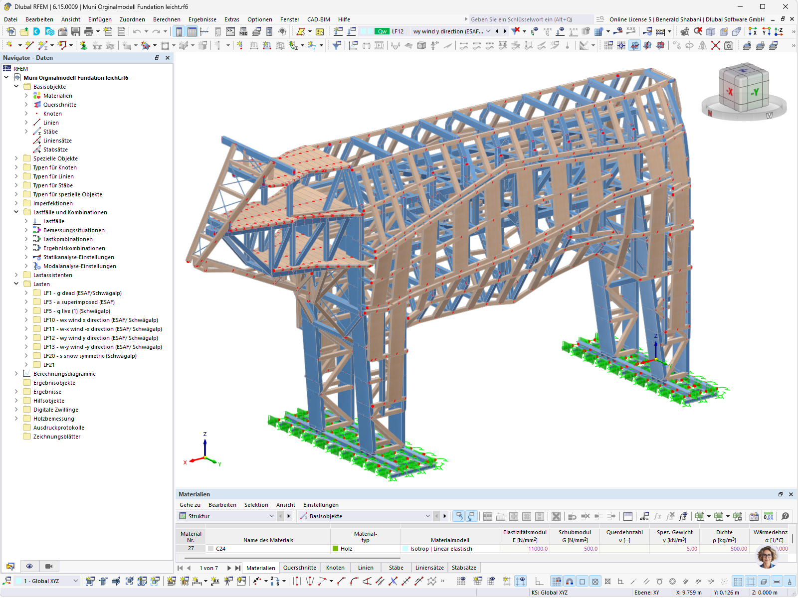 Detailliertes 3D-FEM-Modell eines Holzstiers in der Software RFEM, das die komplexe Fachwerkstruktur, Stützen, Querträger und das darunterliegende Fundament zeigt. Das Modell umfasst verschiedene Lastfälle wie Eigengewicht, Wind und Schnee sowie die Definition von Holzmaterialien für die statische Berechnung.