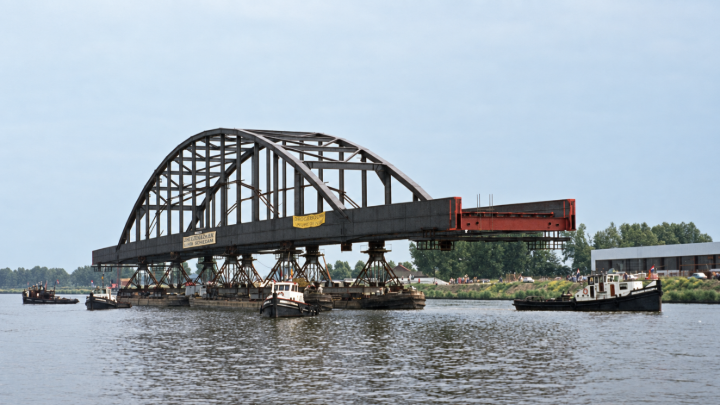 Stahlbogenbrücke auf Pontons entlang des Amsterdam-Rhein-Kanals zu ihrem neuen Standort in Utrecht geschwommen