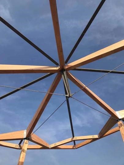 Installation of Roof Ridge Node (© Jing Kong & Associates Consulting Structural Engineers Inc.)