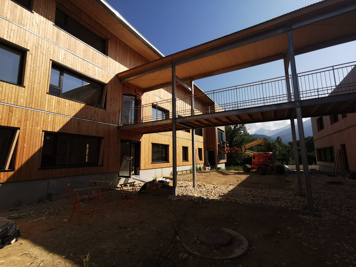 Footbridge Connecting Storage Area to ÖkoFEN Headquarters Office Building, Saint Baldoph, France (© CBS-CBT)