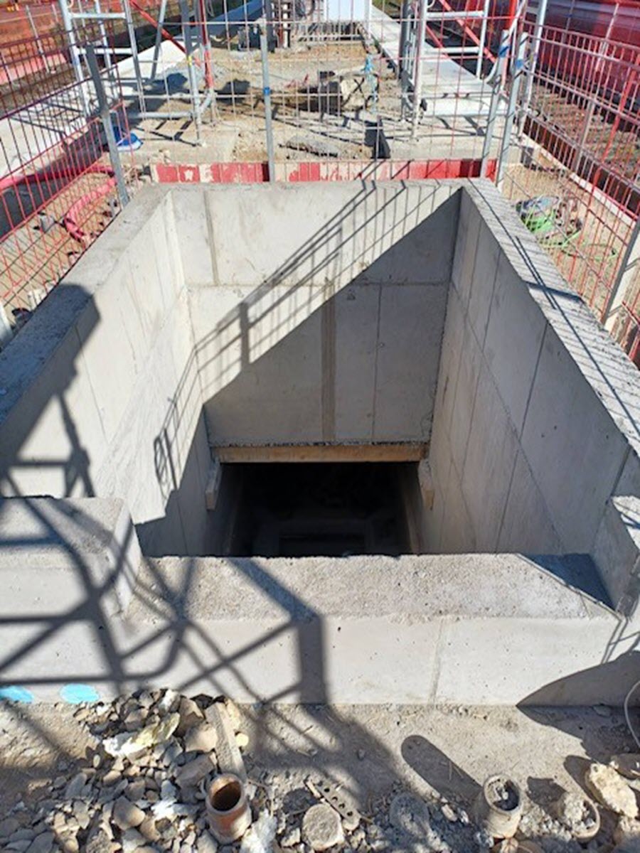Reinforced Concrete Elevator Shaft at Montluçon Station, France (© E.T.L Structures)