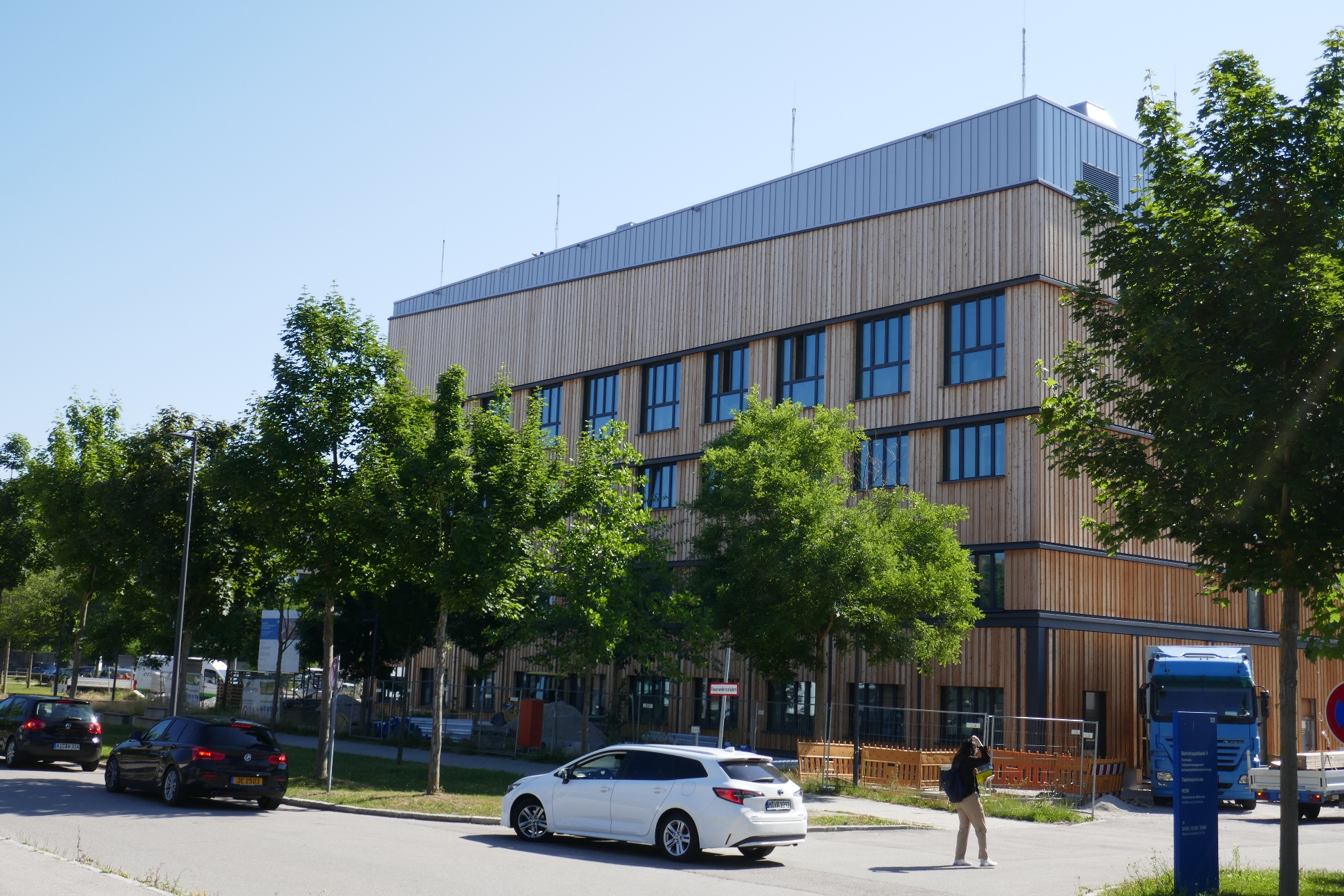 Modern architecture of a laboratory building in Garching near Munich, designed with wood-based materials.