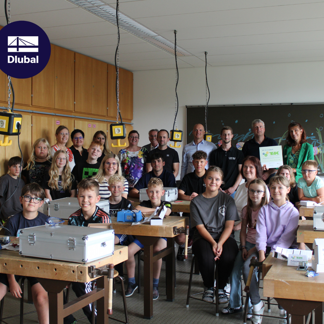 Simone and Gabi Supporting Initiative "SET - Students Discover Technology"
