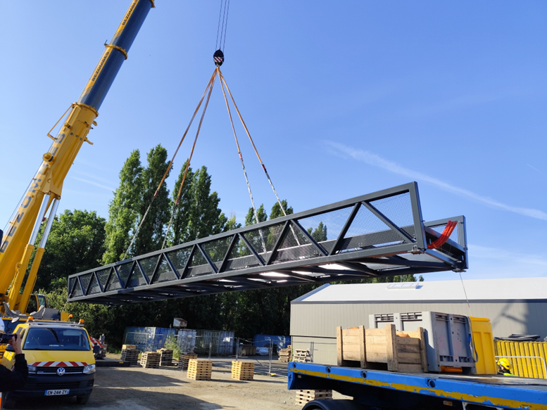 Lifting of the pedestrian bridge on the construction site | © ACM