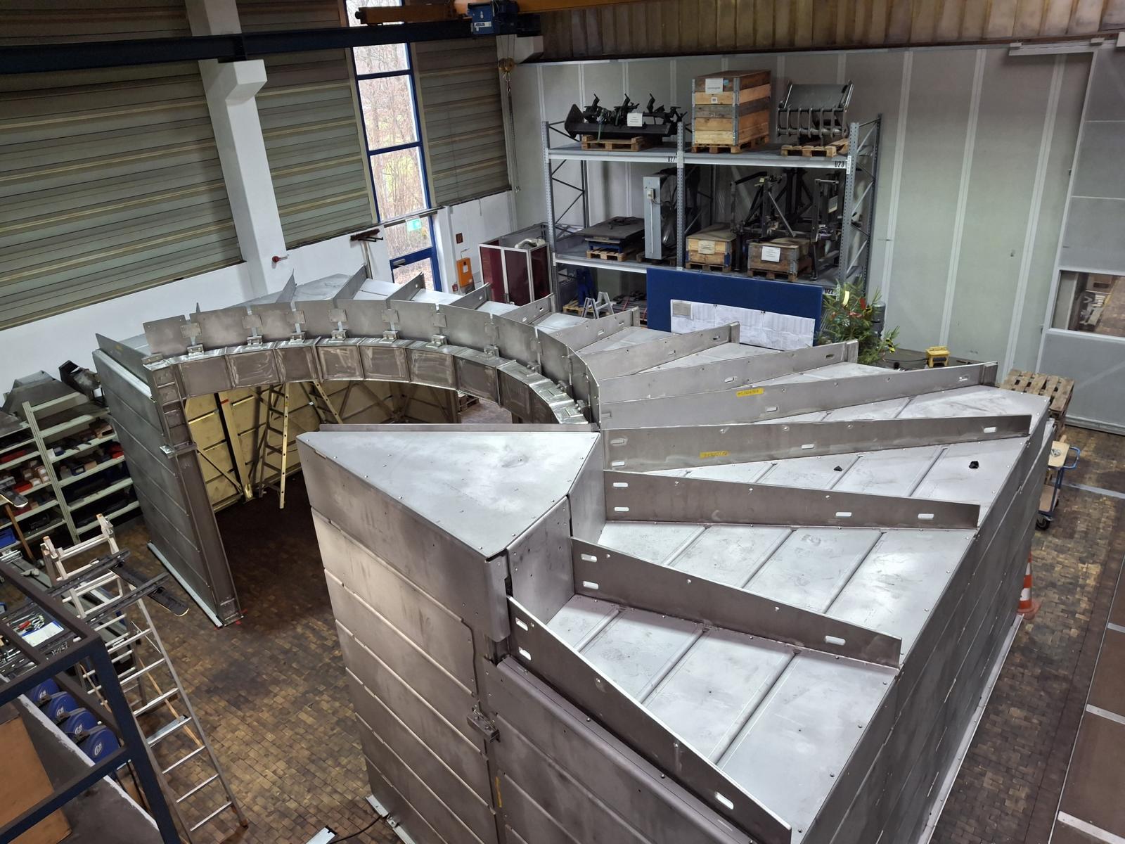 To ensure a smooth installation in the West Neutron Guide Hall (radiation protection area), the entire steel structure was pre-assembled at the steel construction company, inspected, and accepted by the client.