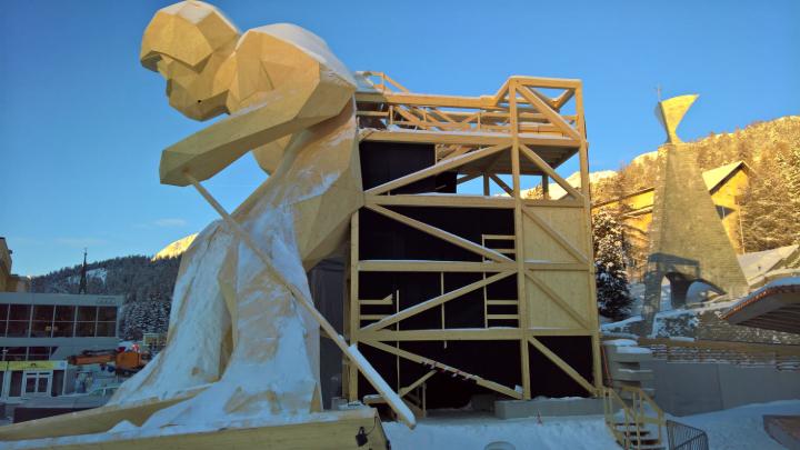 Escultura de madera de Edy en St. Moritz con torre trasera (© sblumer ZT GmbH)