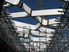 Estructura de acero de la cubierta del patio de comidas (© Obermeyer a.s.)
