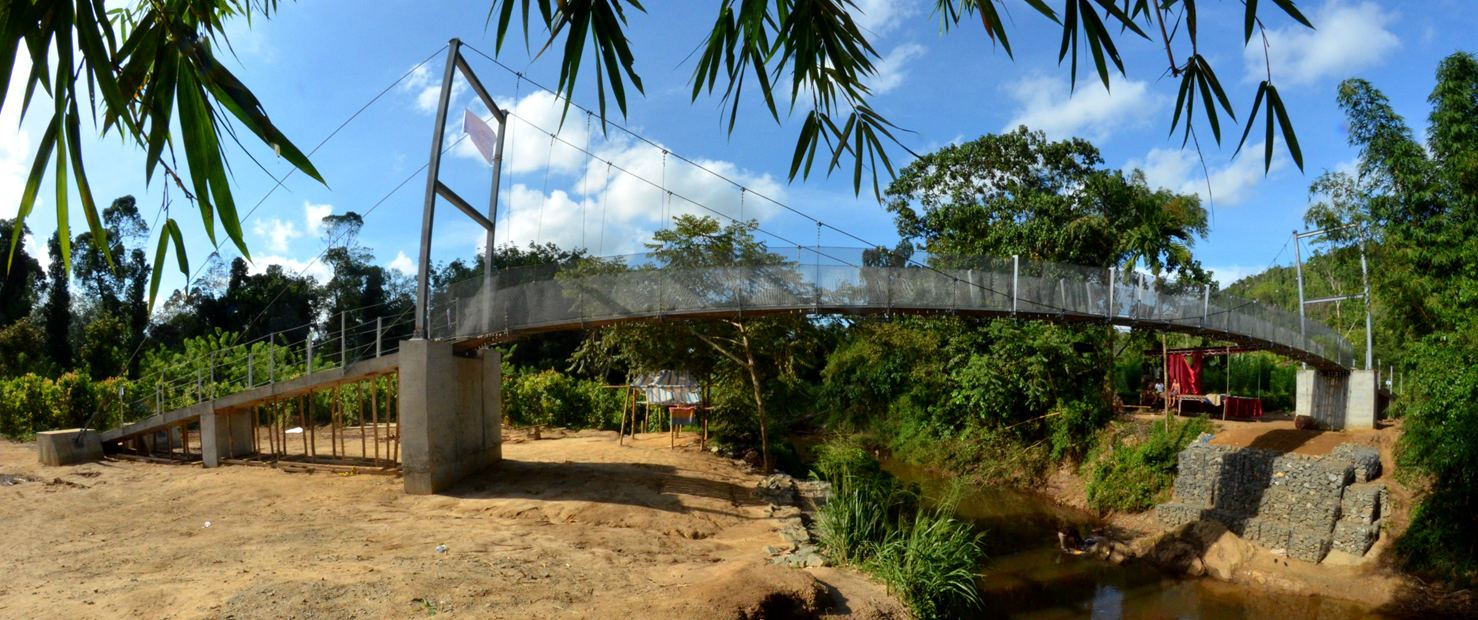 Puente poco antes de su finalización (© EWB Karlsruhe)