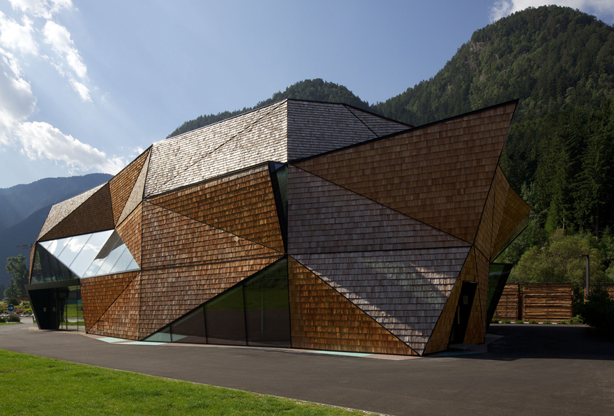 Außenansicht der Werkstatt für Holzschnitzkunst (© Günter Richard Wett)
