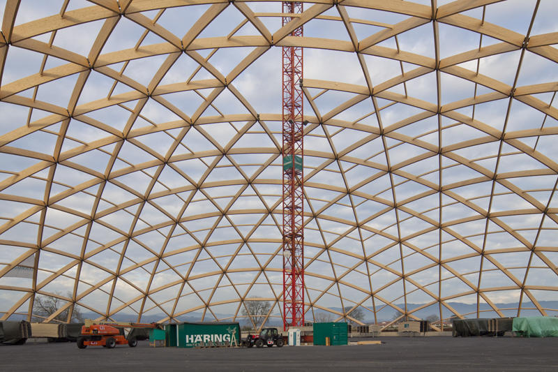 Estructura de arco de madera laminada de Saldome2 (© Häring)