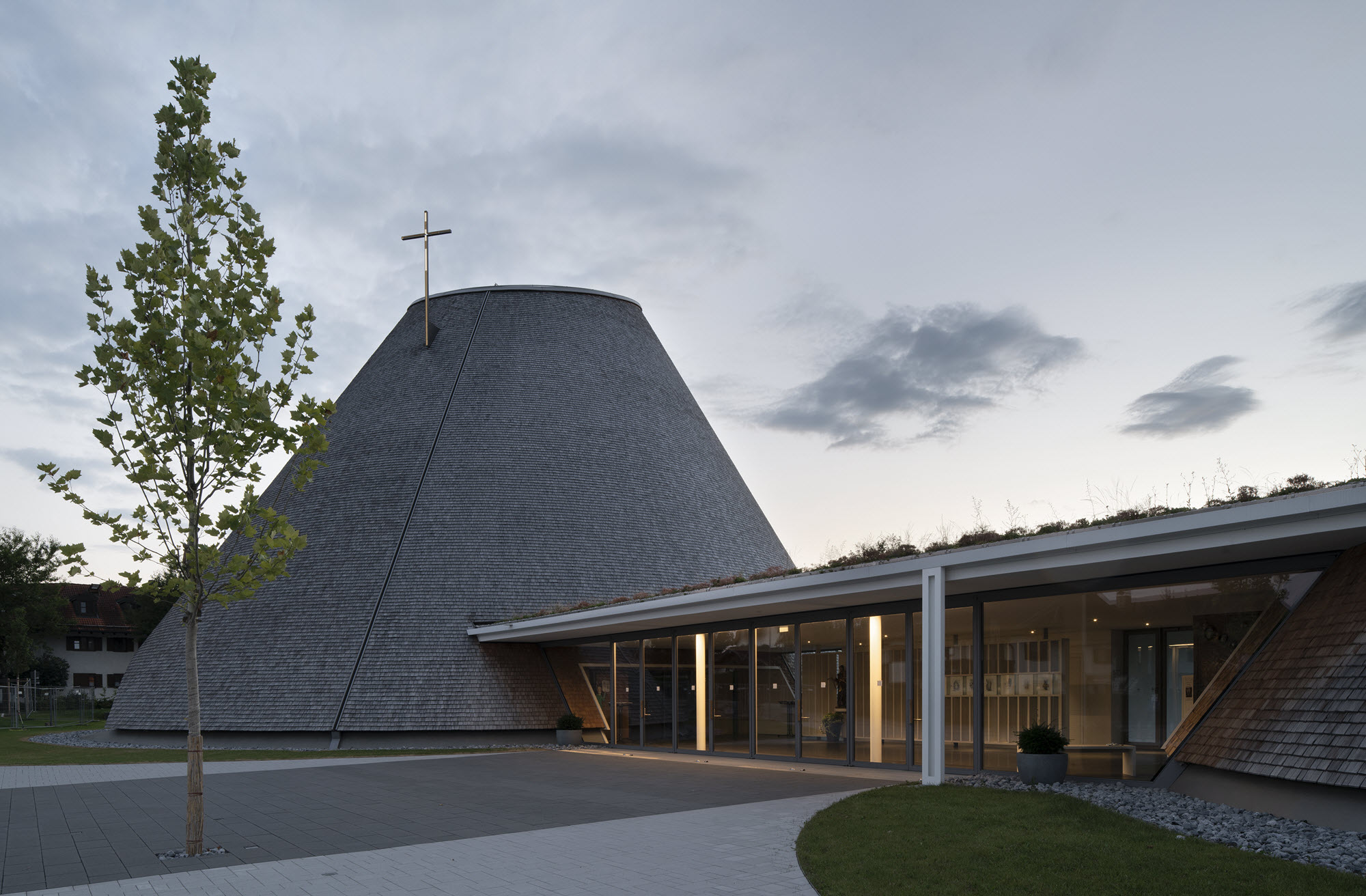 Iglesia parroquial de San José con área de vestíbulo, derecha (© Christoph Stepan)