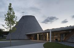 Iglesia parroquial de San José con área de vestíbulo, derecha (© Christoph Stepan)