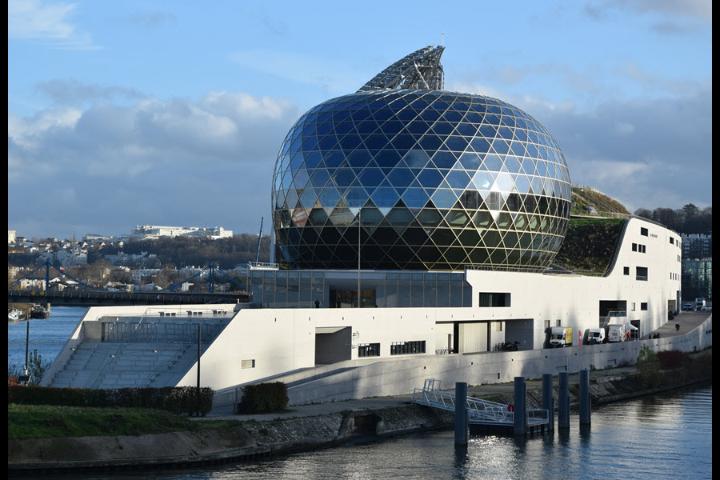 CIMU - ILE DE SEGUIN (centro) con la vela fotovoltaica al fondo (© sblumer ZT GmbH)