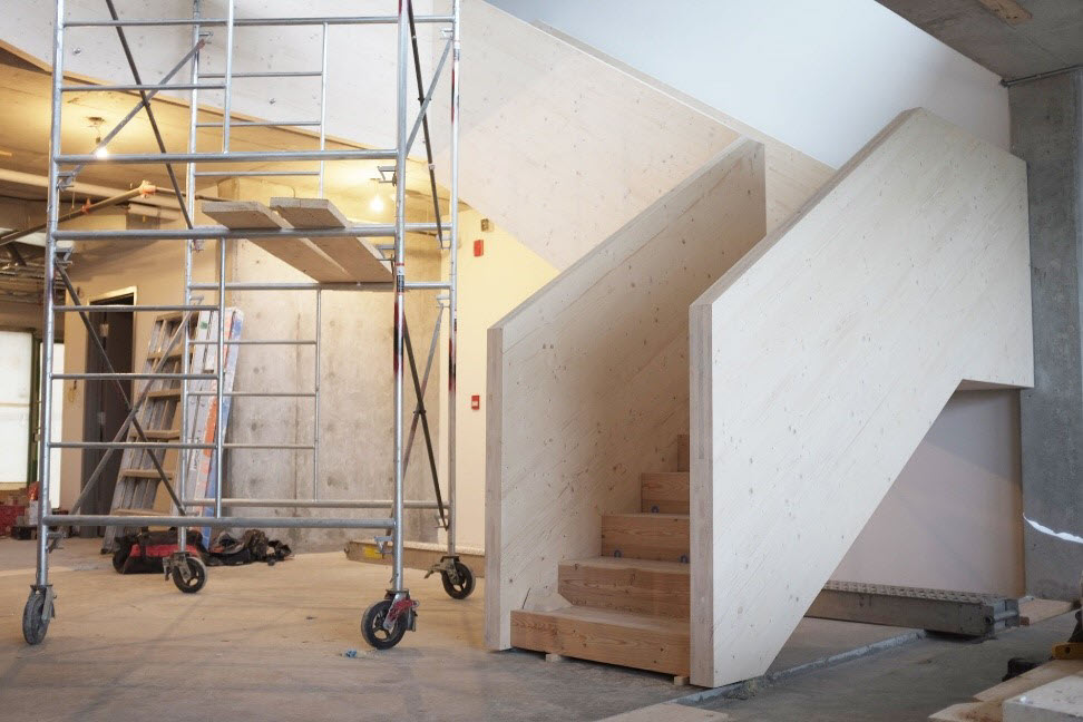 Escalera de madera contralaminada completada en la sede de Naikoon (© Naikoon)