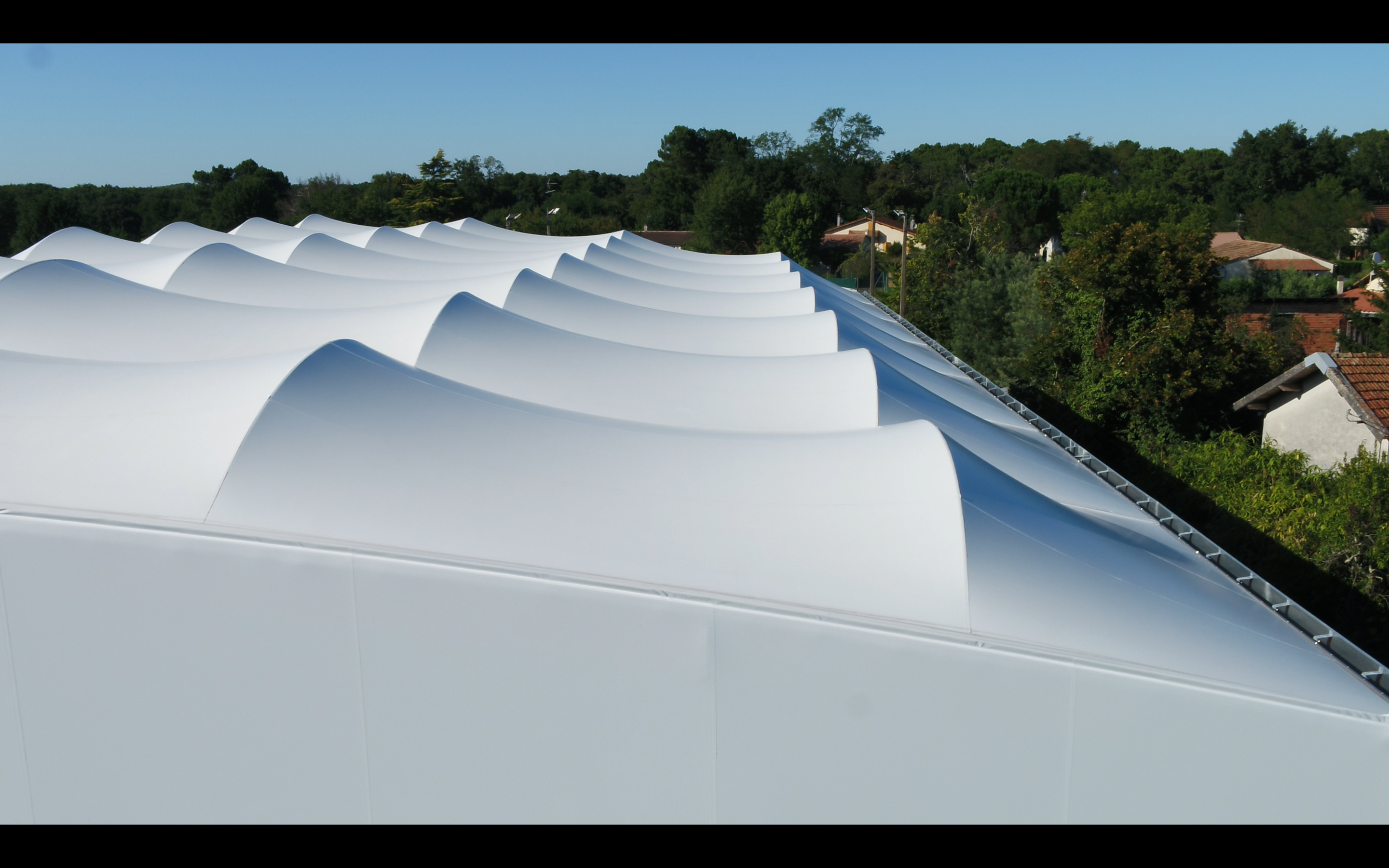 Cubierta de la pista de tenis de tela tensada (© ACS Production)