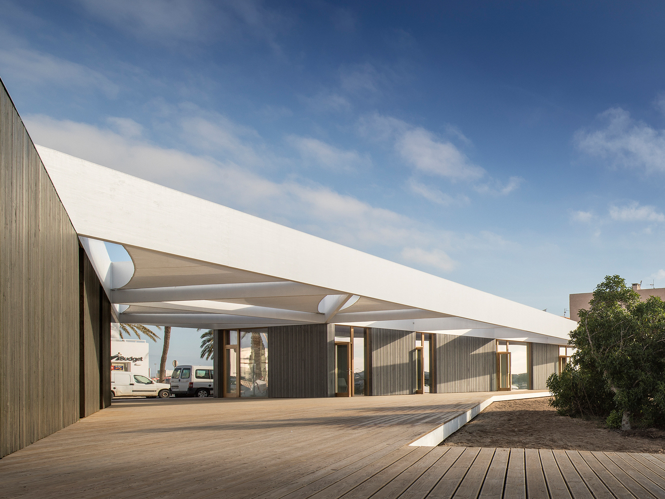 Vista detallada de un centro de deportes acuáticos de madera contralaminada y madera laminada encolada en Formentera.