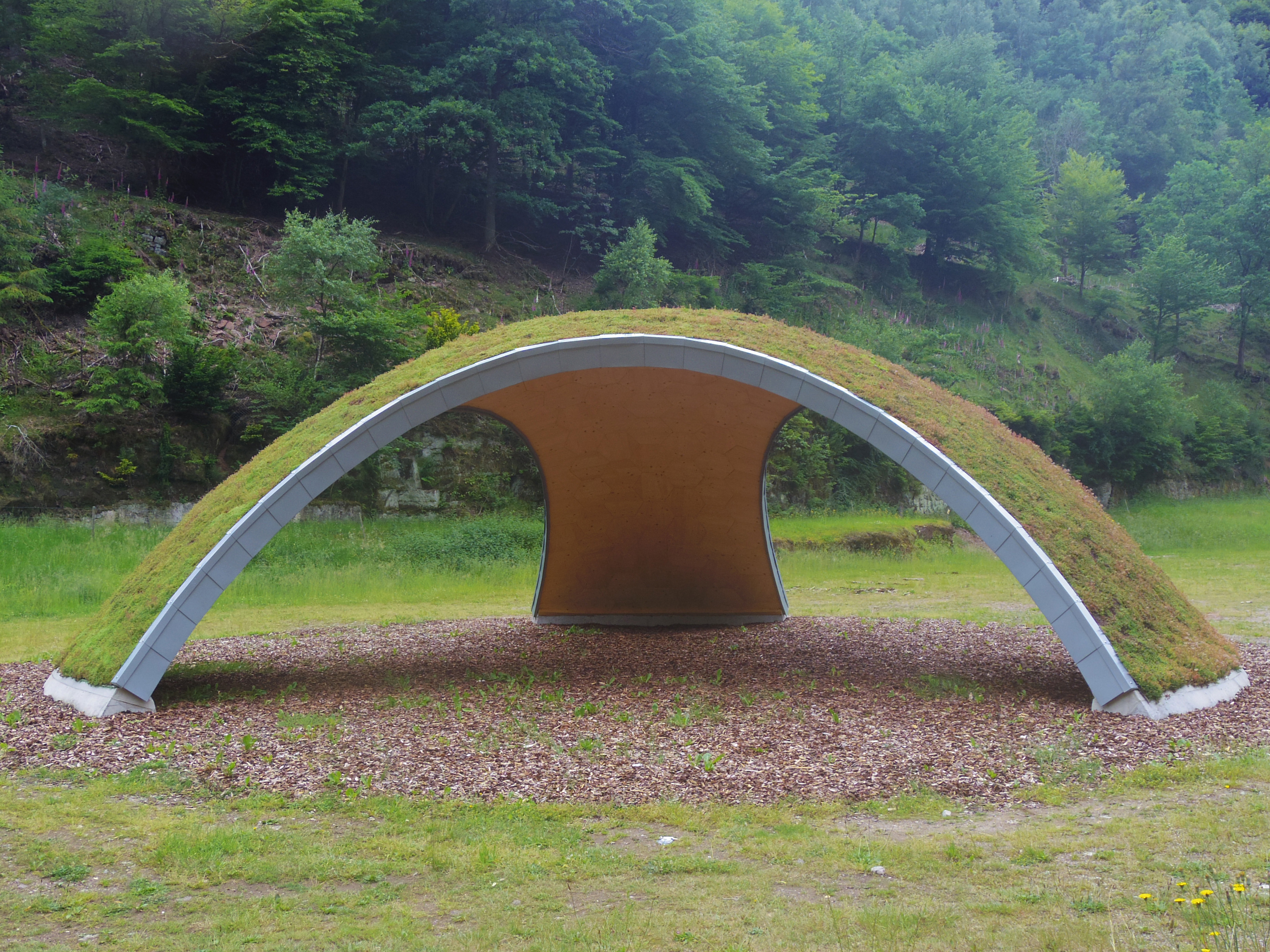 Pabellón de madera en la Universidad Técnica de Kaiserslautern con una elegante estructura laminar, diseño de PIRMIN JUNG.