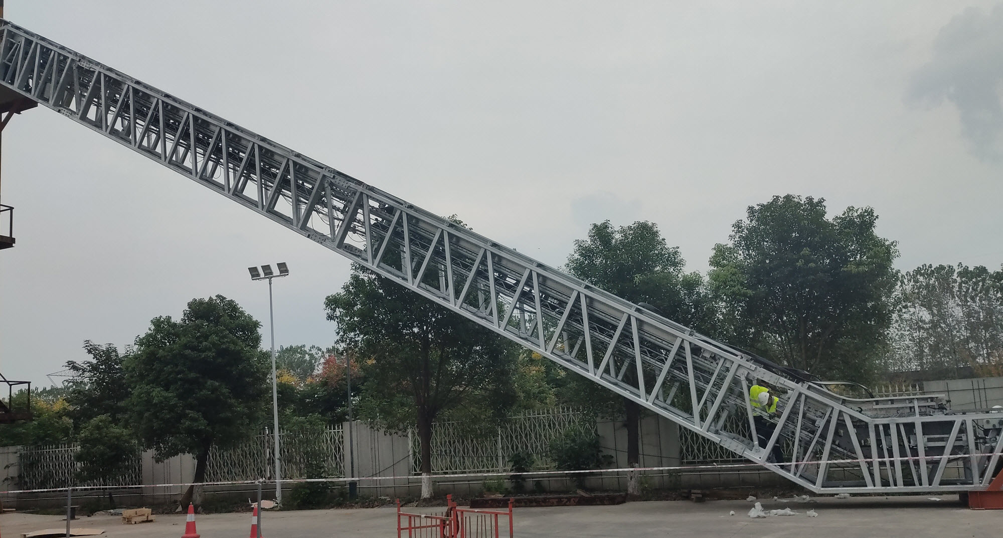 Cercha de escalera mecánica durante el montaje en el sitio de prueba (© Giant KONE Elevator Co., Ltd.)