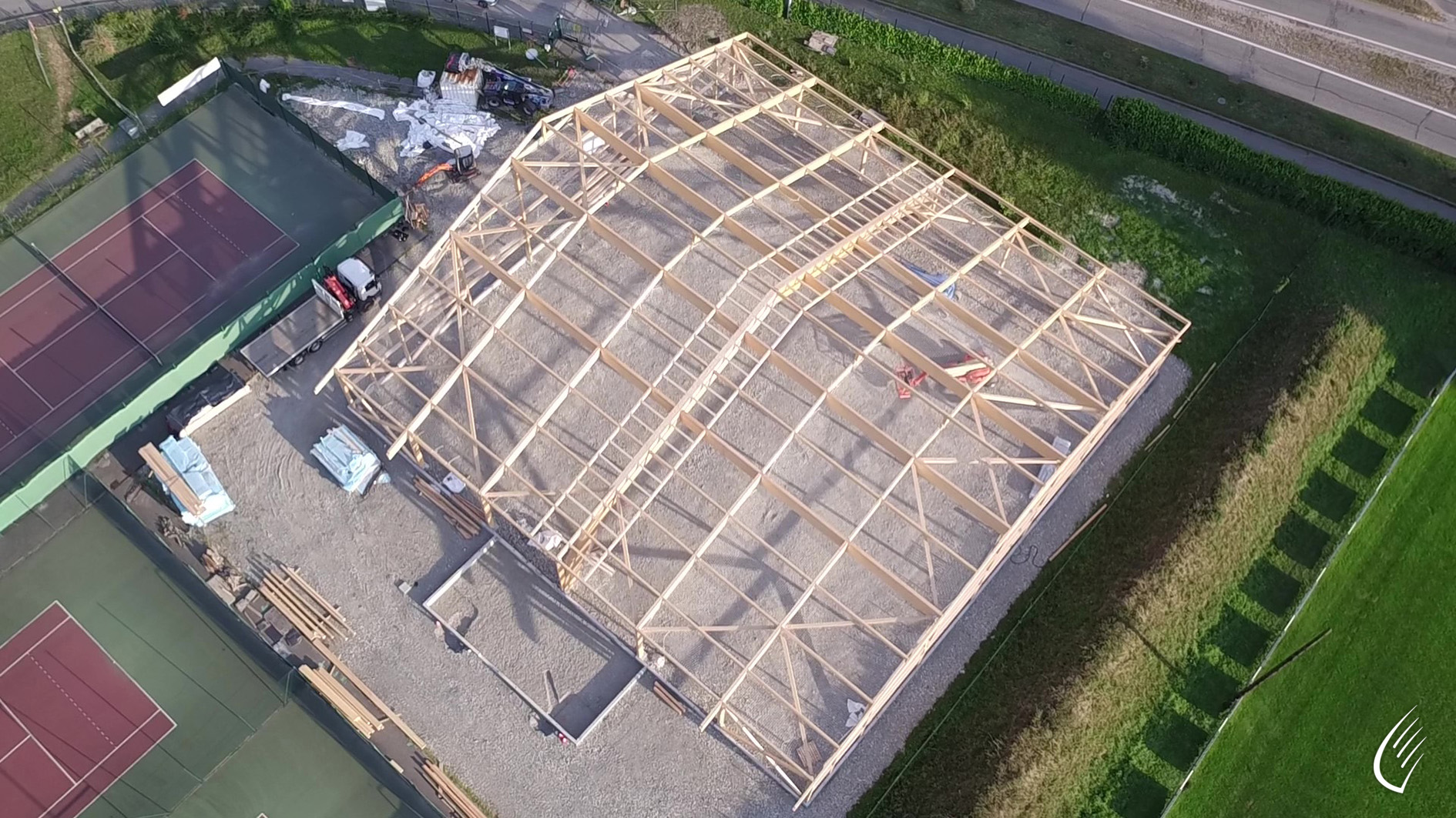 Construcción de dos pistas de tenis cubiertas en Montmélian, Francia (© cbs-cbt)