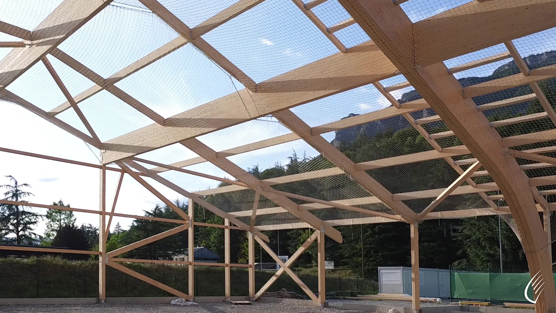 Perspectiva de la estructura de madera cubriendo las dos pistas de tenis, Montmélian, Francia (© cbs-cbt)
