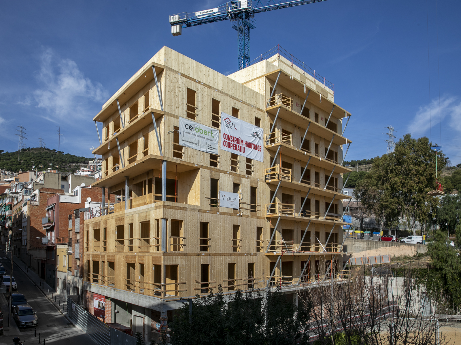 Vista de una esquina del edificio «Cirerers» en construcción (© Estudi M103)