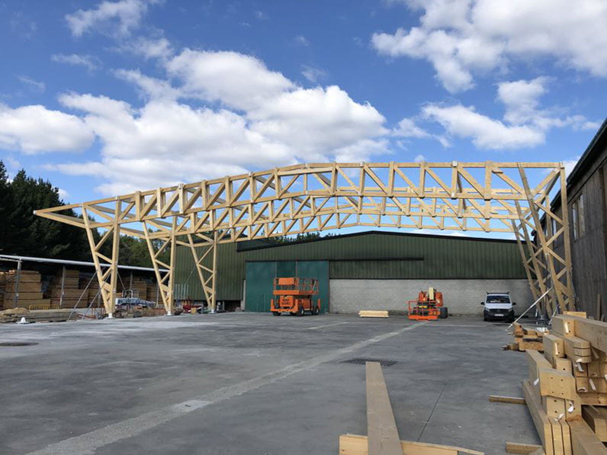 CP 001264 | La nave de madera en construcción (© Maderas Besteiro)