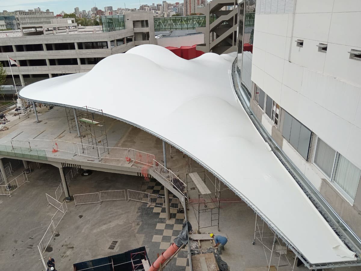 La estructura con la membrana textil pretensada (© Ing. Agustin Alvarez Sarrieta)