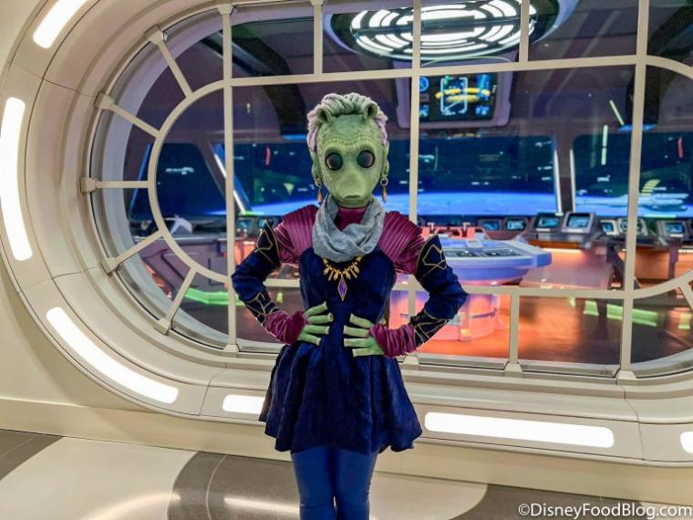 El vestuario de los personajes en el hotel de Star Wars fue diseñado con mucho cariño (Imagen: @DisneyFoodBlog.com).