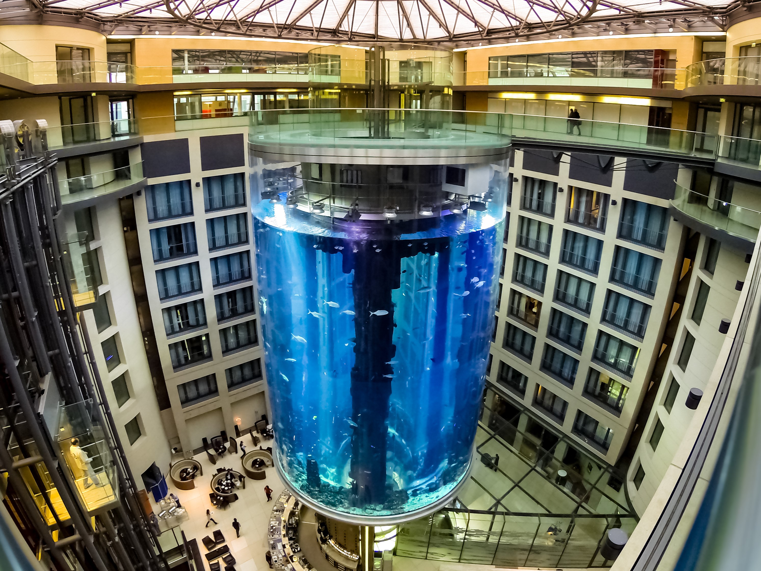 Un tsunami en Berlín: la trágica caída del Aquadom (foto: Shalom Rufeisen / Shutterstock.com)