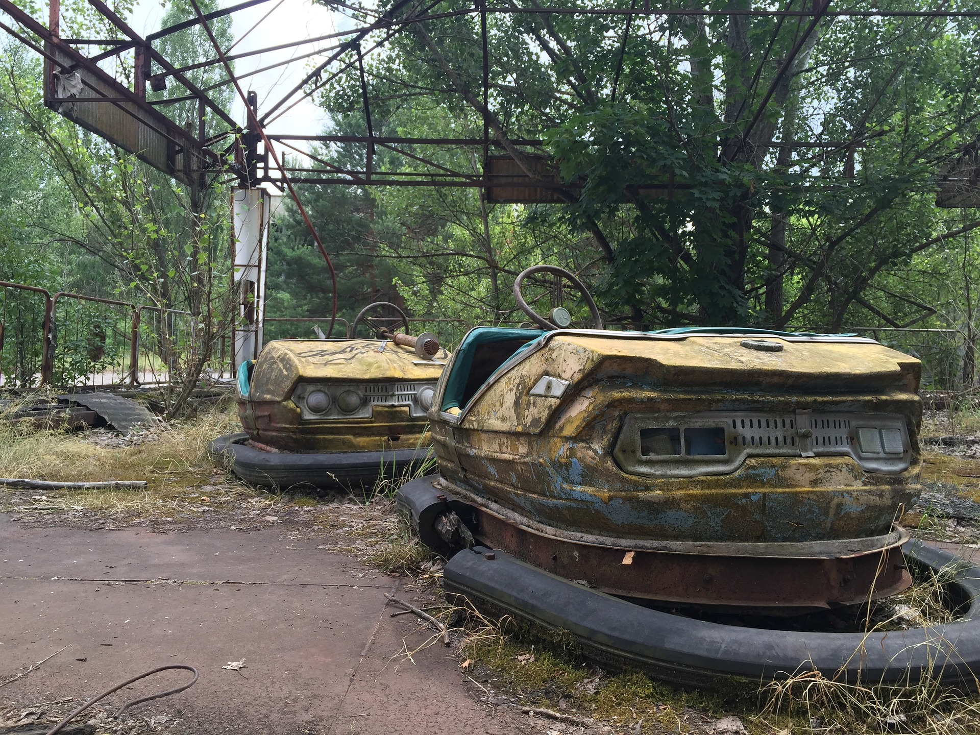 Coches de choque en el parque de atracciones abandonado de Prypiat, cerca de Chernóbil