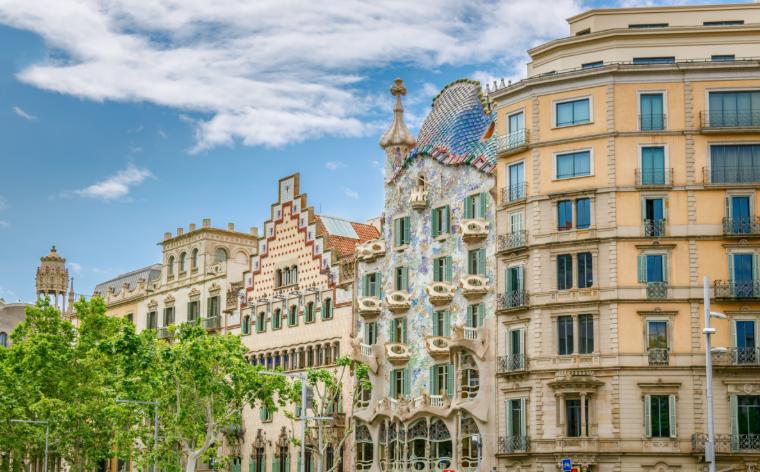 Vista de la fachada de la Casa Batlló en estilo modernista de Antoni Gaudí en Barcelona
