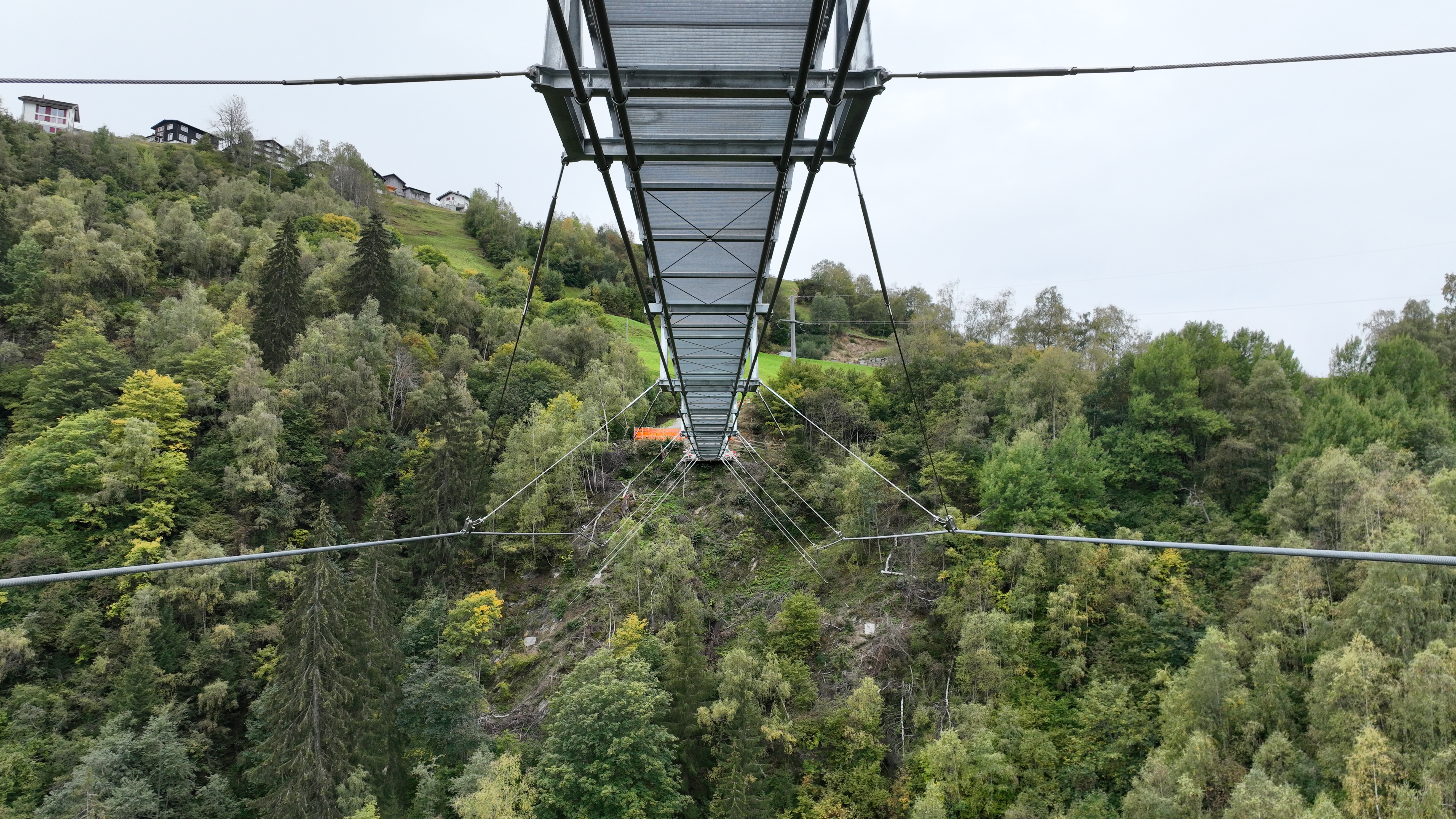 El puente colgante más largo del cantón suizo de los Grisones con seis cables de soporte y de anclaje | Las pruebas de carga confirman la precisión