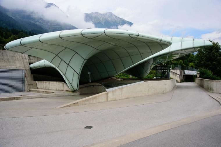 La estación del funicular de Hungerburg, diseñada por Zaha Hadid, muestra una arquitectura moderna.