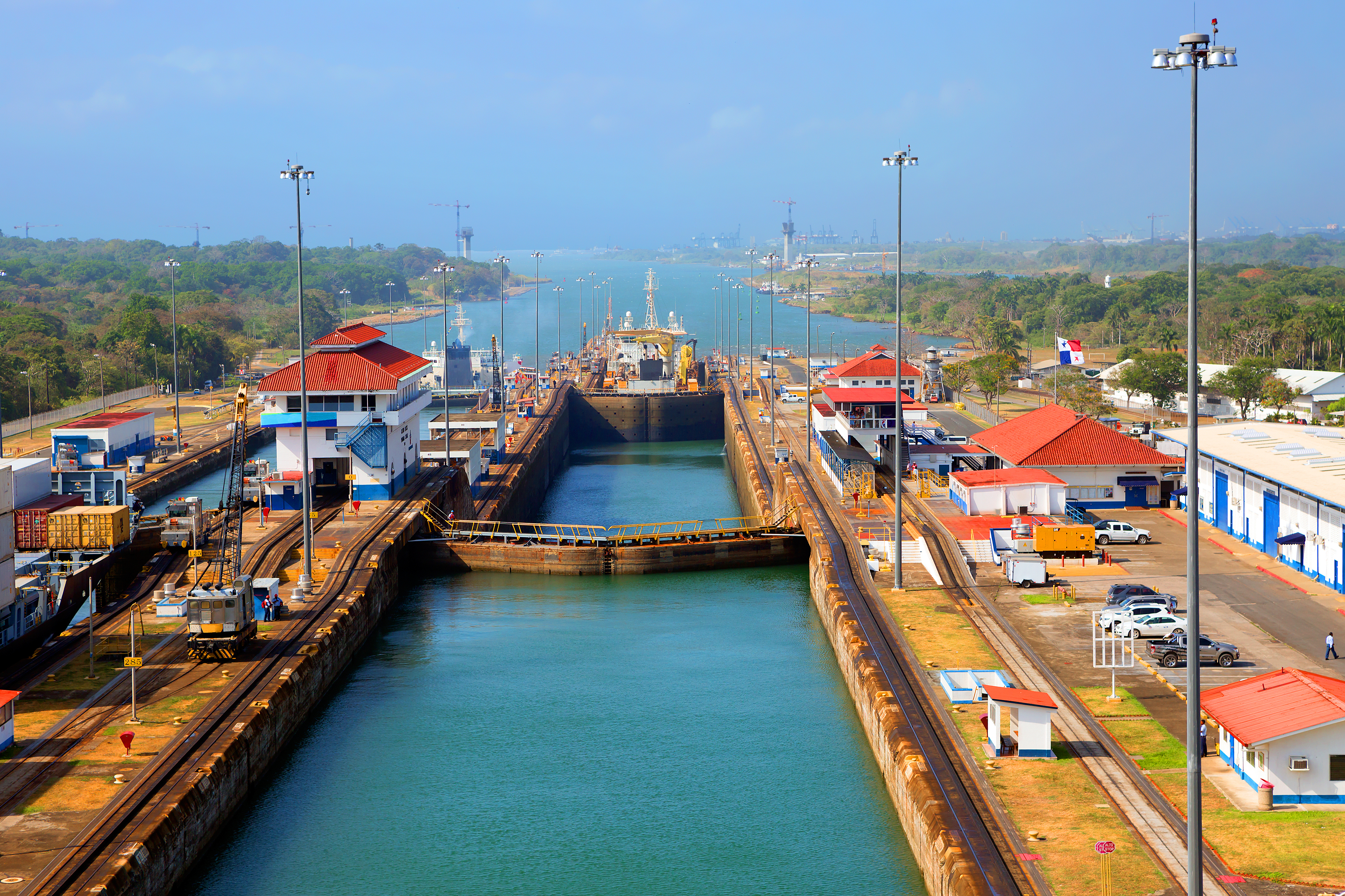 Impresionante esclusa del canal de Panamá vista en plena luz del día.