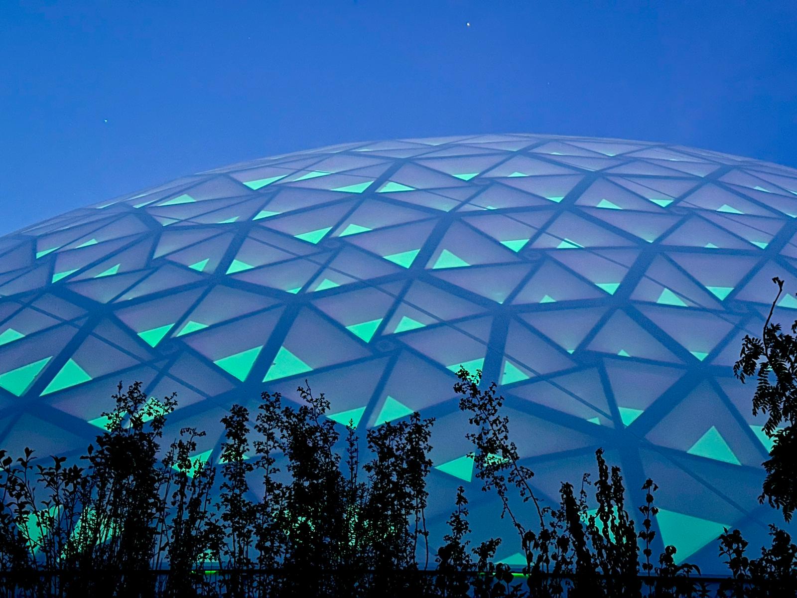 Vista nocturna iluminada de la cúpula Parkarena en Furth im Wald.