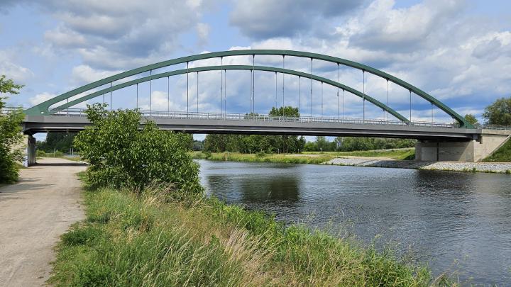 Vista del puente Kuhdamm en Wustermark desde la orilla izquierda