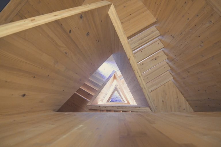 Vista interior del campanario de Bleibach con estructura triangular de la escalera