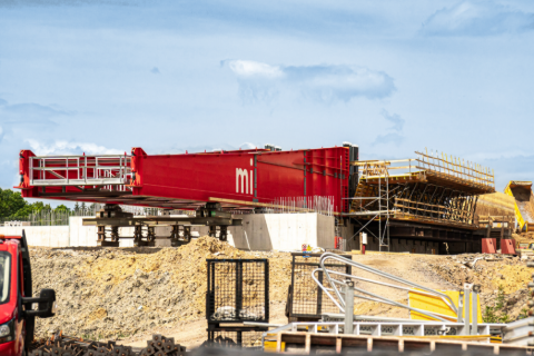Nariz de lanzamiento de acero para la construcción de la superestructura de un puente de sección en cajón de hormigón utilizando el lanzamiento longitudinal con vanos de hasta 62 metros.